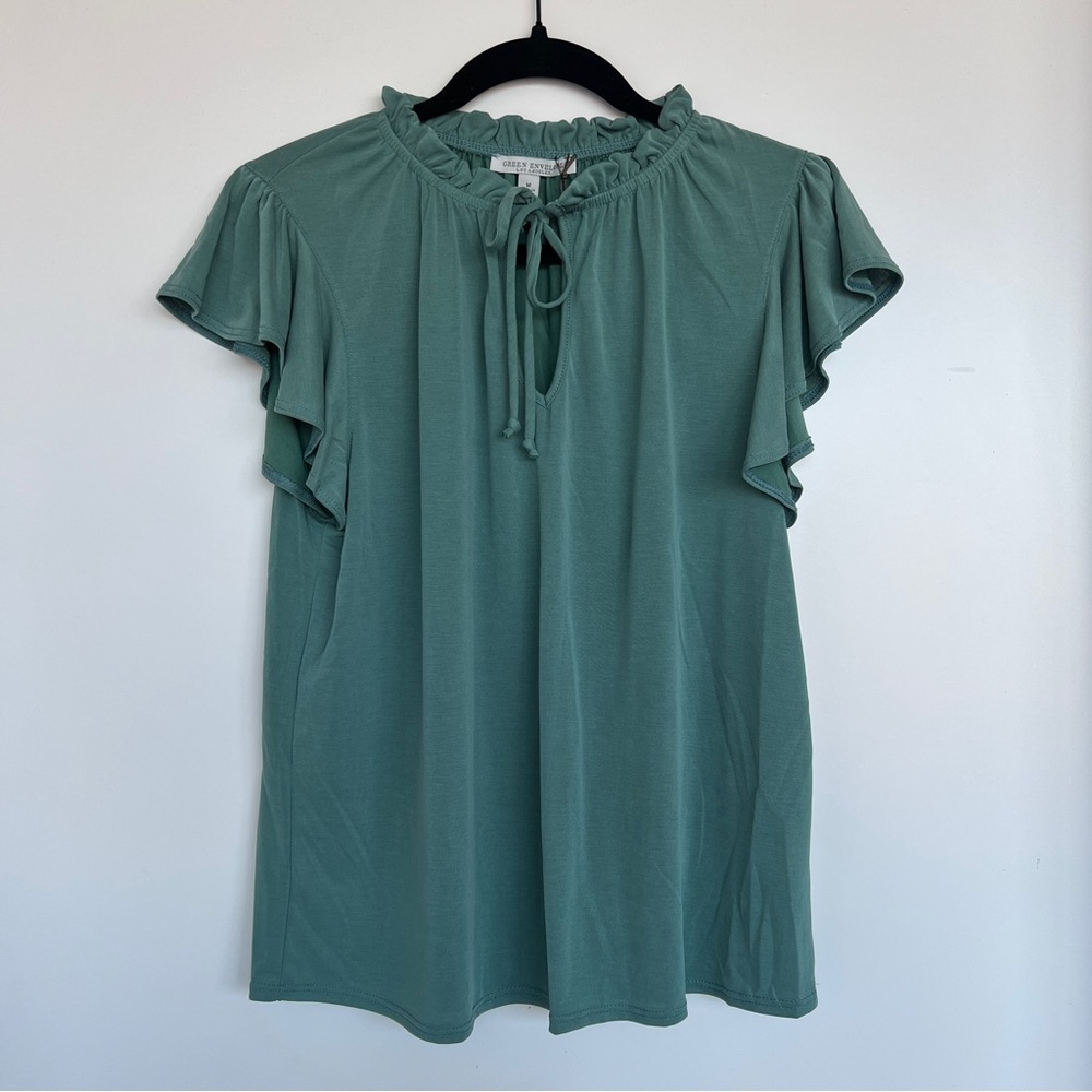 NWT ⋆ Green Envelope | Ruffle Keyhole Top - Green